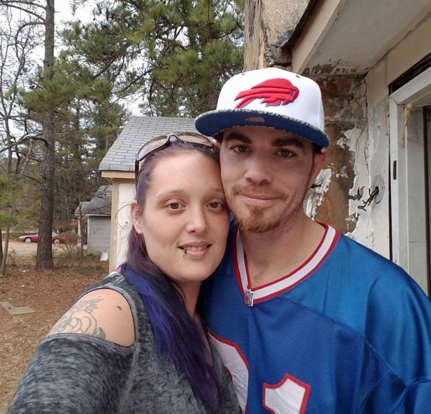 Con gái 10 tuổi đột ngột qua đời, mẹ không làm lễ tang mà để 2 đứa em chơi với xác chết của chị